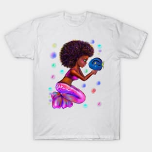 Black anime mermaid with blue tang fish and bubbles. Pretty black girl with Afro hair, green eyes, Cherry pink lips and dark brown skin. Hair love ! T-Shirt